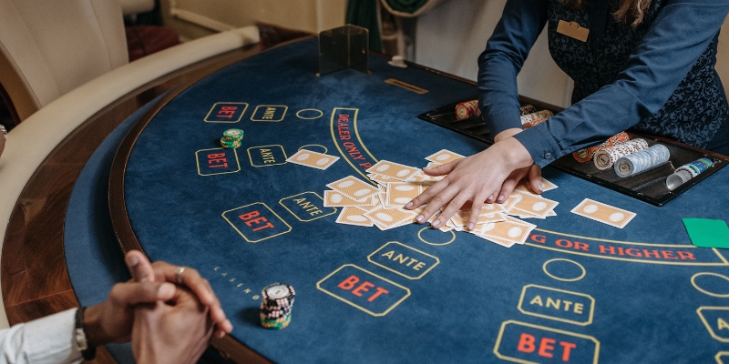 Một vài quy luật chia và rút bài baccarat trực tuyến